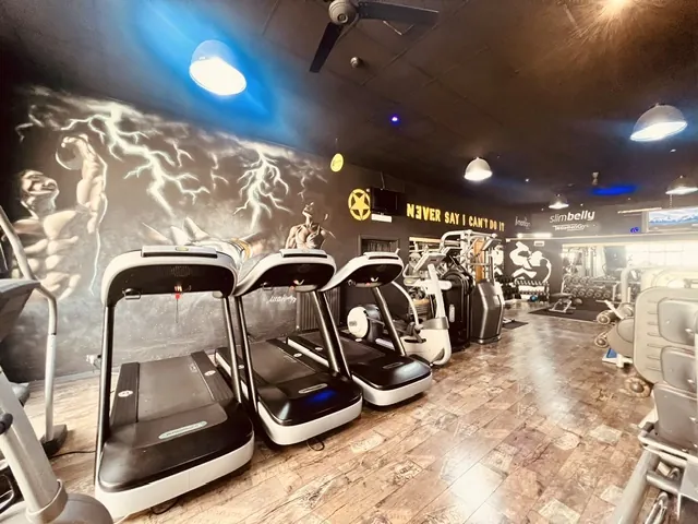 Zona cardio di FitPoint Active con murale