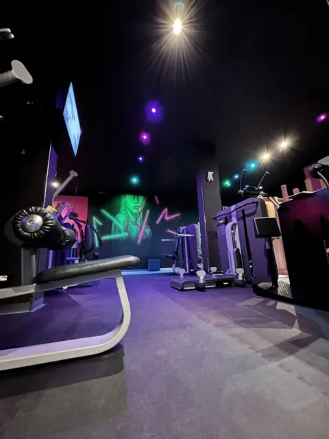 La sala di Girl Power con macchine e murales luminosi